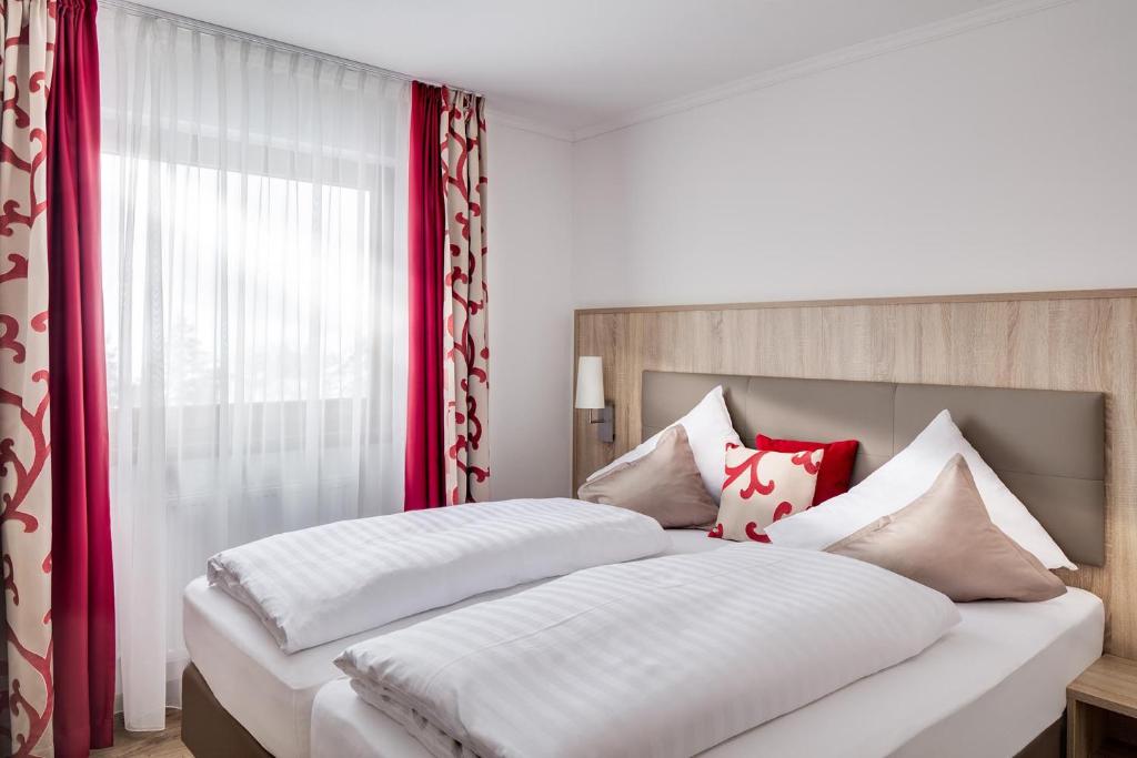Postel nebo postele na pokoji v ubytování Alpenhotel Fernau