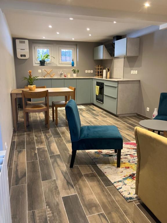 une cuisine et un salon avec une table et des chaises dans l'établissement Rare, charmant T3 de 63m2, calme dans une maison, place de parking comprise, à Chamonix-Mont-Blanc