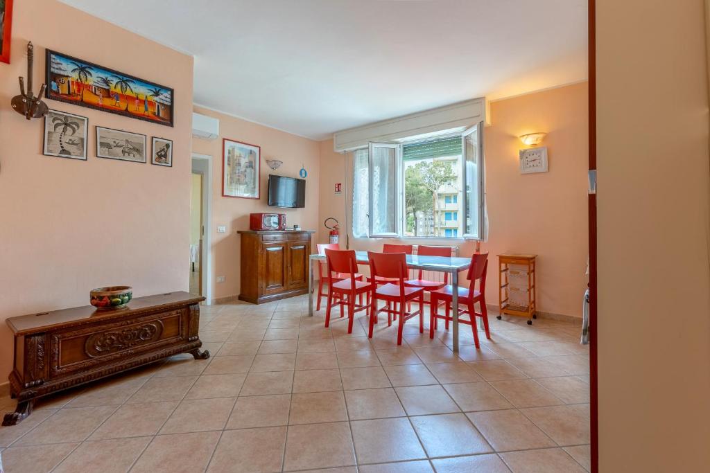 TV a/nebo společenská místnost v ubytování Lido Degli Estensi Flat con Balcone e Parcheggio!