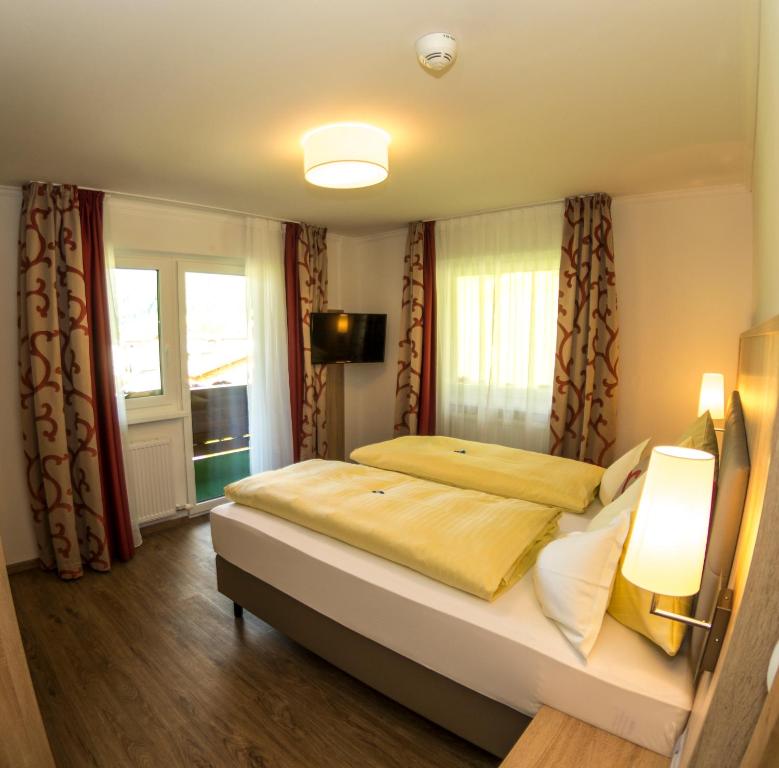 Postel nebo postele na pokoji v ubytování Alpenhotel Fernau