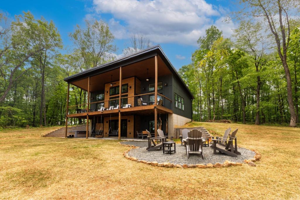 una grande casa con terrazza e patio di Shenandoah Luxury Mountain Stay in Stanardsville a Stanardsville