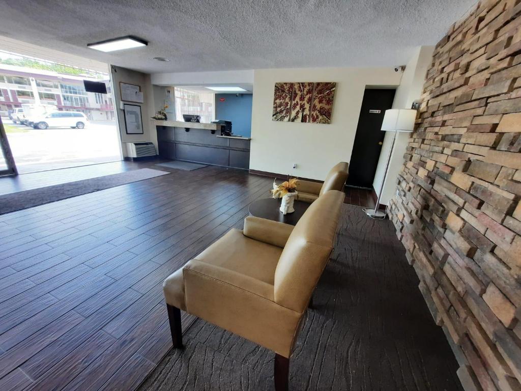 Posezení v ubytování Americas Best Value Inn Moline