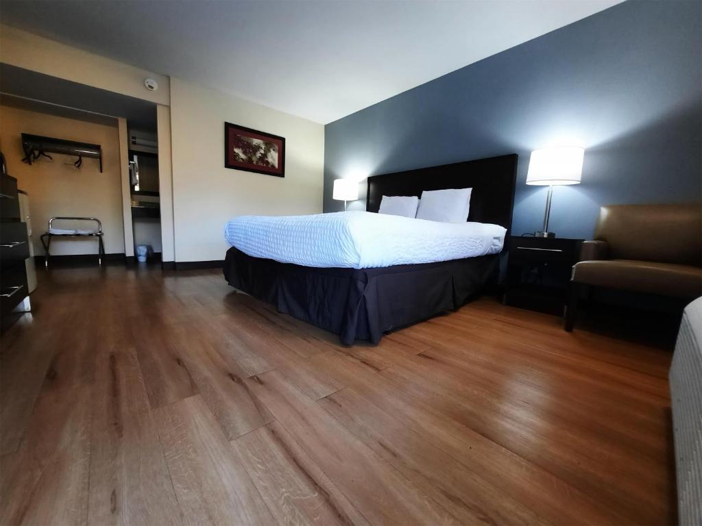 Postel nebo postele na pokoji v ubytování Americas Best Value Inn Moline