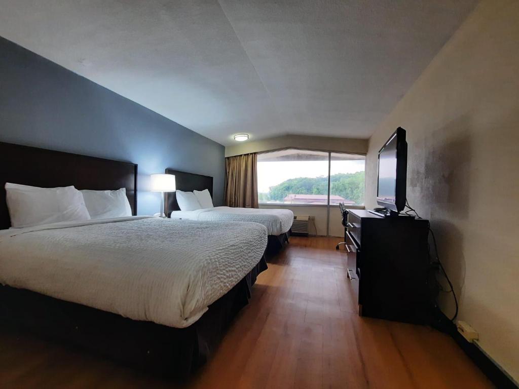 Postel nebo postele na pokoji v ubytování Americas Best Value Inn Moline