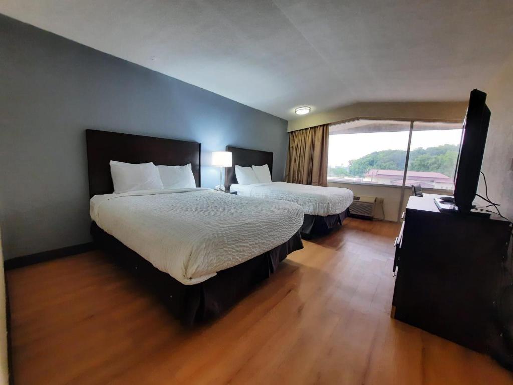 Postel nebo postele na pokoji v ubytování Americas Best Value Inn Moline