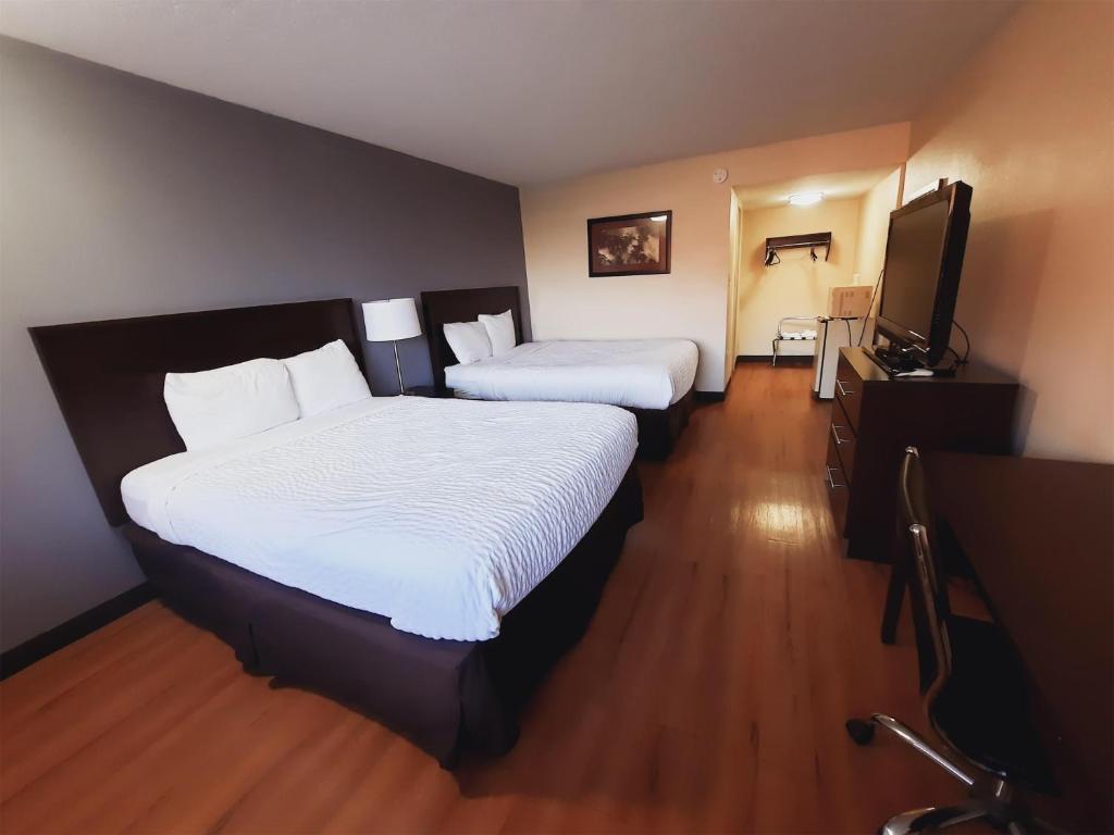 Postel nebo postele na pokoji v ubytování Americas Best Value Inn Moline