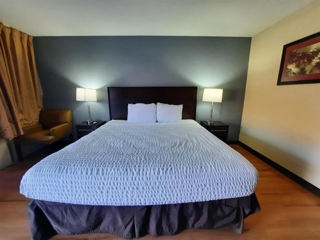 Postel nebo postele na pokoji v ubytování Americas Best Value Inn Moline