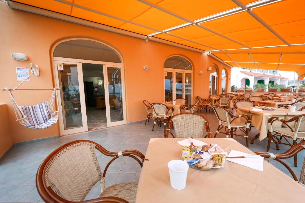 Un restaurante u otro lugar para comer en Hotel Rivamare