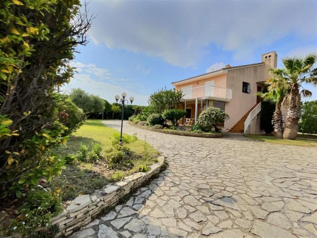 ベジエにあるSplendide maison pour 10 personnes avec piscine privée et grands espaces !の石造りの家の前の道路