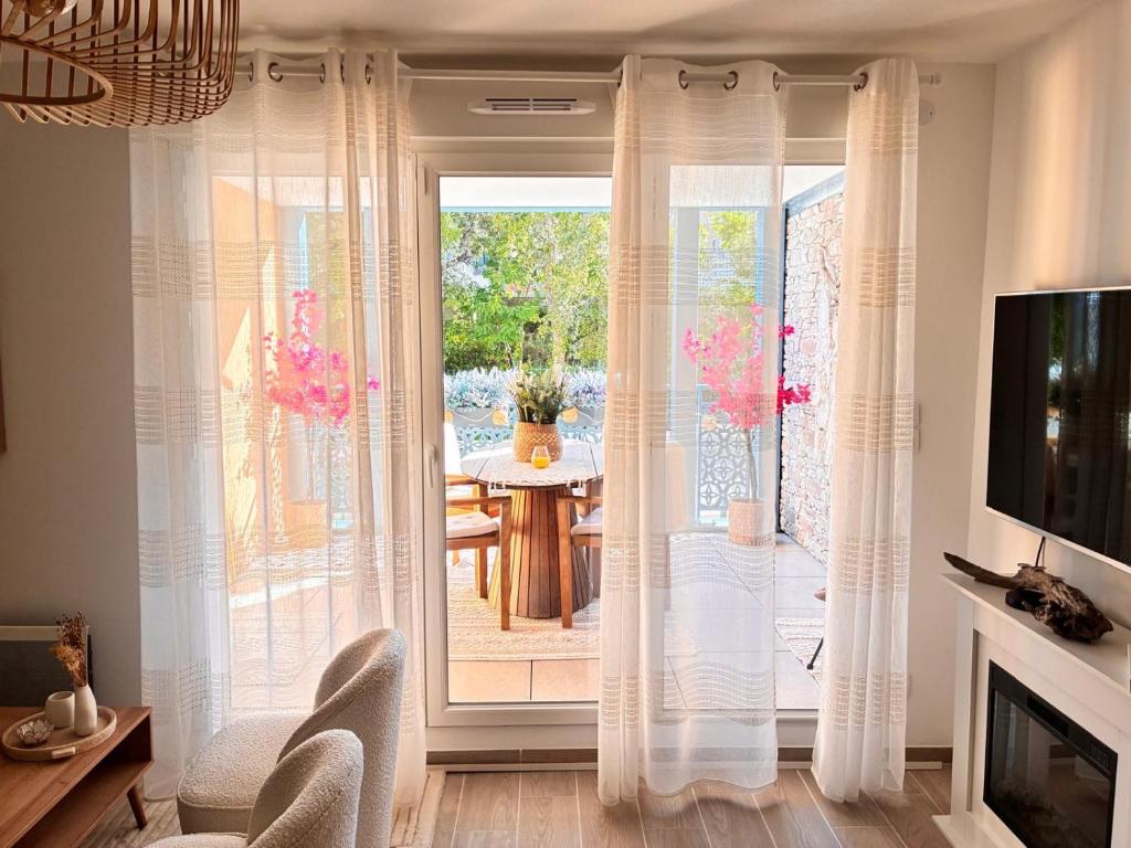 Et tv og/eller underholdning på Le Bougainvillier