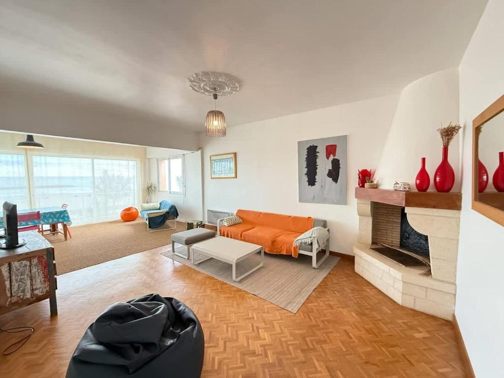 un salon avec un canapé et une cheminée dans l'établissement Valras-Loc -Bel appart 120m2, à Valras-Plage