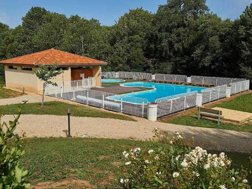 une piscine entourée d'une clôture dans l'établissement Lac Bleu nr 10, à Lacapelle-Marival