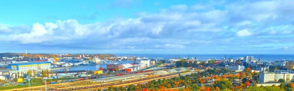 vista su una città con un fiume e su edifici di Apartament na wakacje w Gdyni a Gdynia