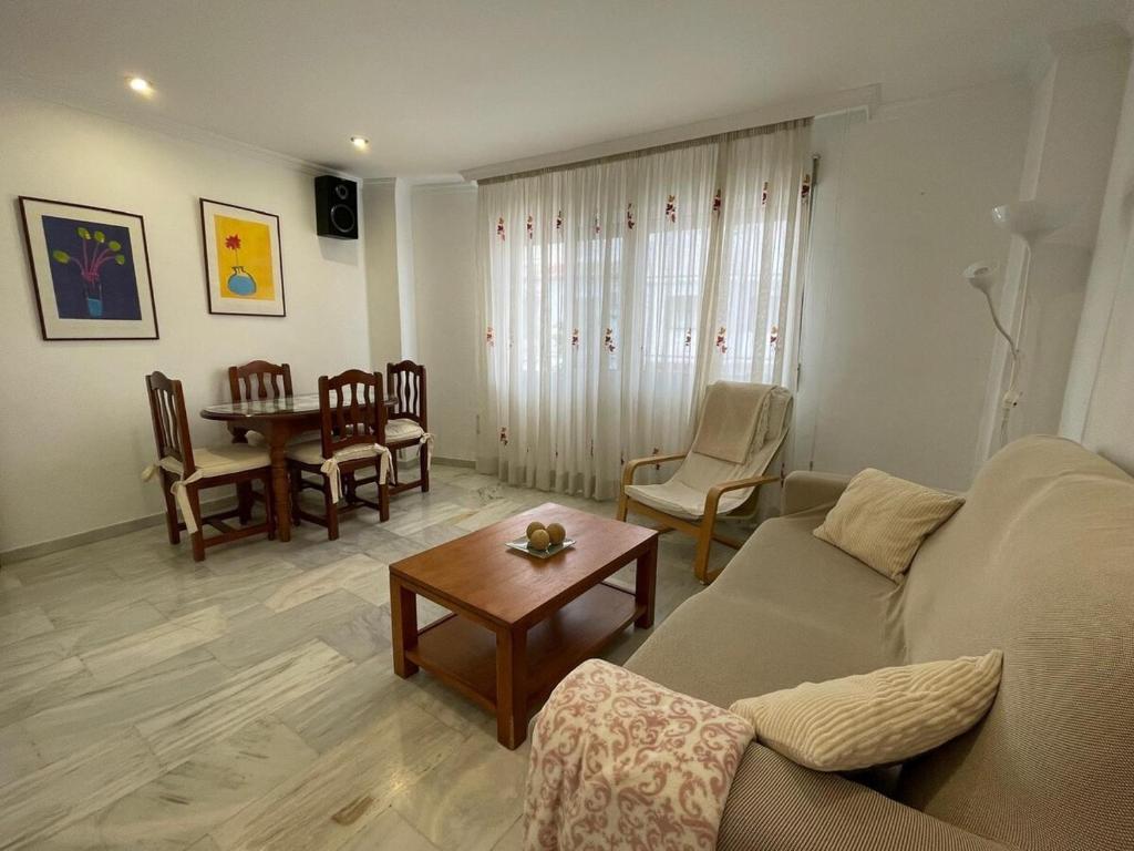 un soggiorno con un divano e un tavolo di Apartamento CAMINO MOZÁRABE a Doña Mencía