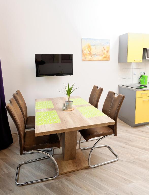 Telewizja i/lub zestaw kina domowego w obiekcie Apartments Villa Luna