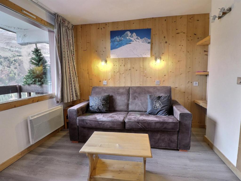 un salon avec un canapé et une table dans l'établissement Charmant studio divisible skis aux pieds, 4 pers, proche commerces et remontées, animaux admis - FR-1-182-198, à Les Allues