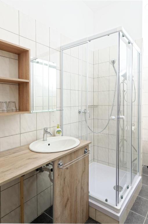 łazienka z umywalką i prysznicem w obiekcie Apartments Villa Luna w Wiedniu