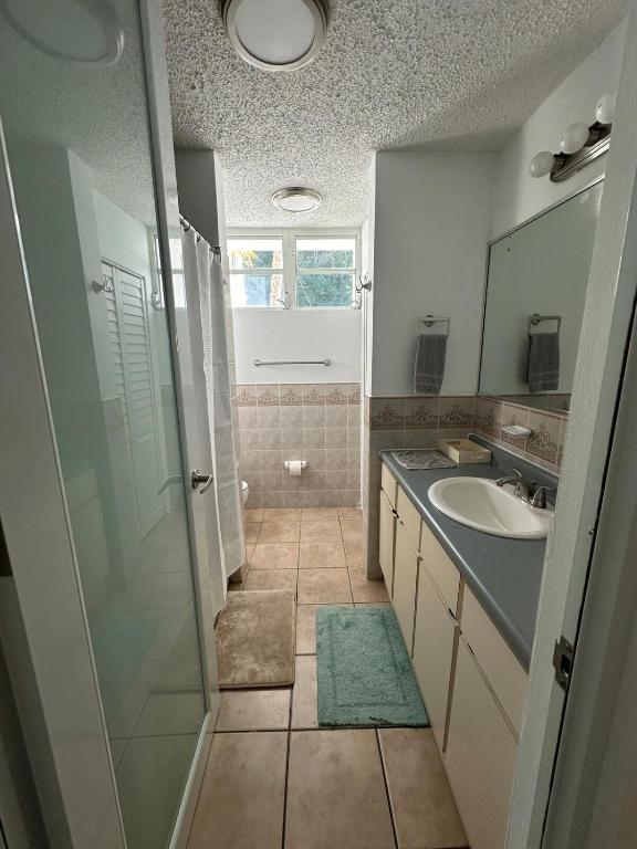 Koupelna v ubytování Large 1 Bedroom Apt with 2 balconies and Pool