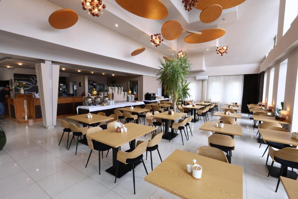 Reštaurácia alebo iné gastronomické zariadenie v ubytovaní Hotel Junior