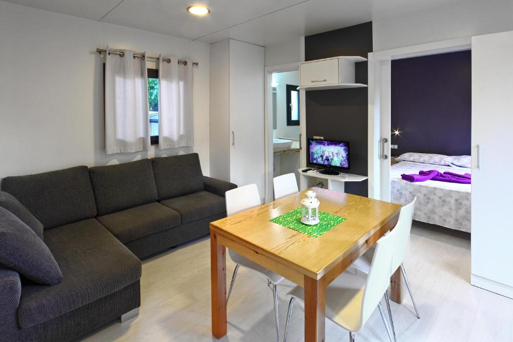 Una televisión o centro de entretenimiento en Camping Globo Barcelona