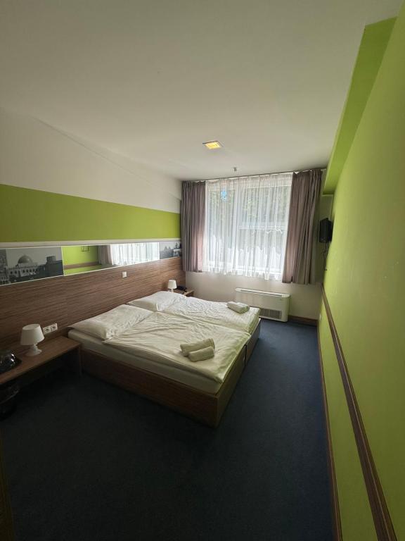 Postel nebo postele na pokoji v ubytování Hotelik Košice