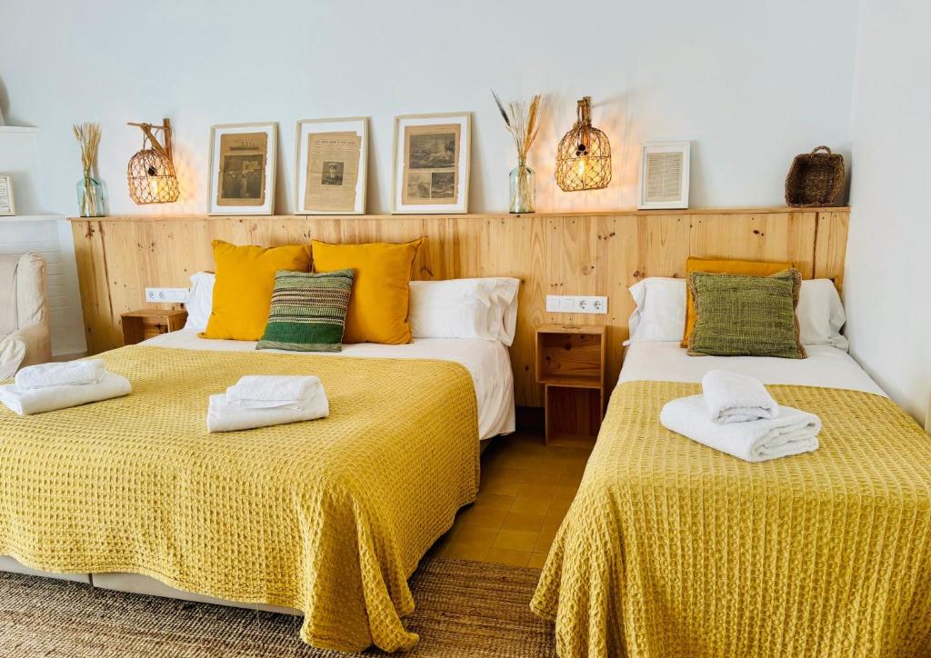 Postel nebo postele na pokoji v ubytování Hostal Sa Teula