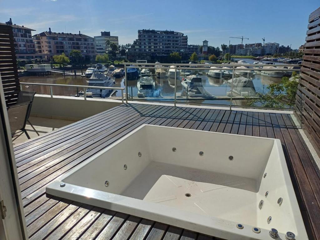 APART , DEPARTAMENTOS loft , bahia grande nordelta , BALCON JACUZZI Y vista a la bahia