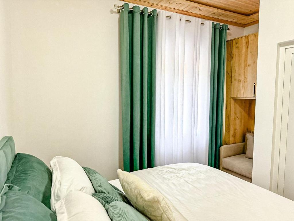 Postel nebo postele na pokoji v ubytování Fryma e Bjeshkeve
