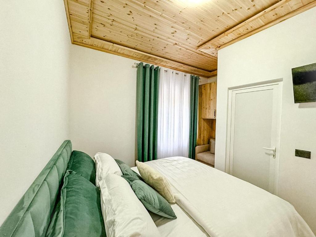 Postel nebo postele na pokoji v ubytování Fryma e Bjeshkeve