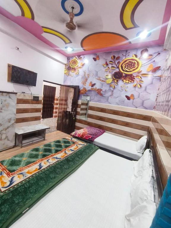 Postel nebo postele na pokoji v ubytování K.D.DHAM-NEAR Prem Mandir