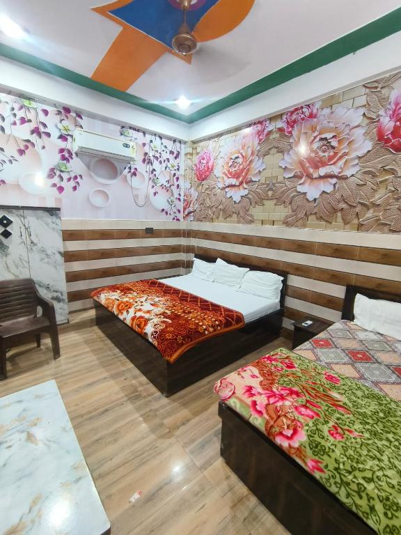 Postel nebo postele na pokoji v ubytování K.D.DHAM-NEAR Prem Mandir
