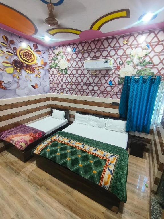 Postel nebo postele na pokoji v ubytování K.D.DHAM-NEAR Prem Mandir