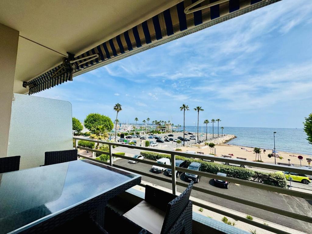 un balcon avec vue sur la plage et l'océan dans l'établissement L'impérial - Apt 3 Prs vue mer - Clim - Parking, à Vallauris