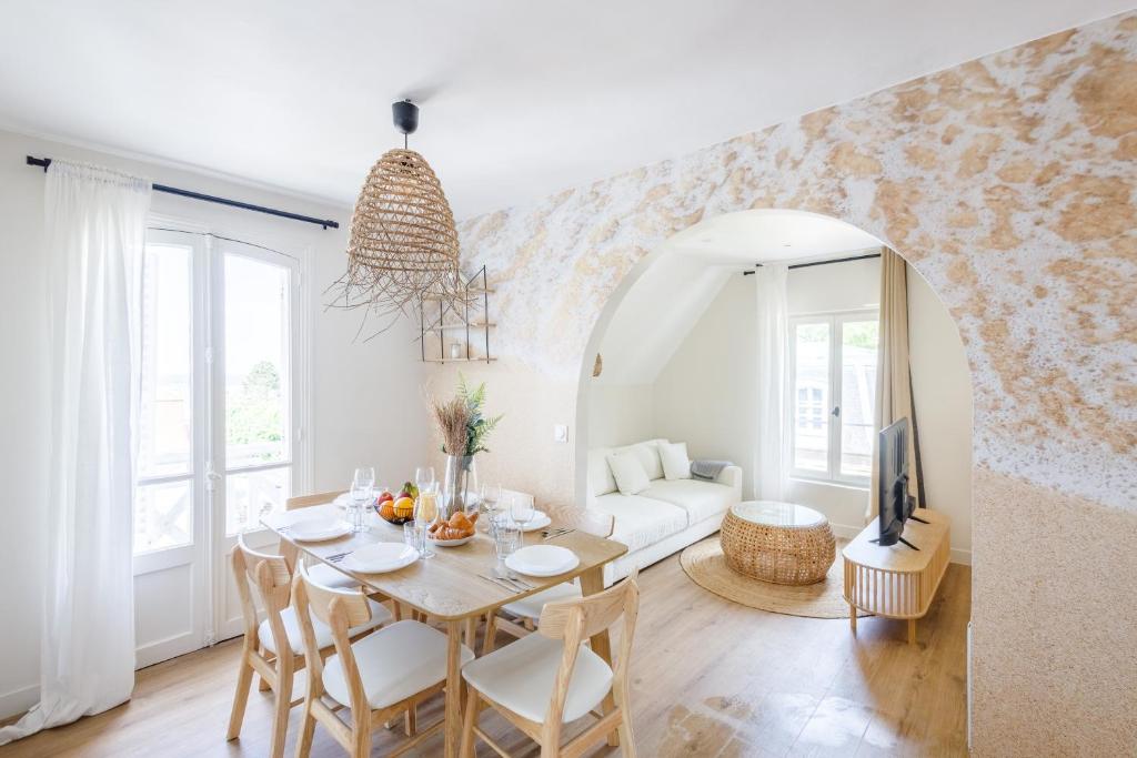 un salon avec une table et un canapé dans l'établissement Duplex design à 3min plage 2 SDB & 3 couchages, à Villers-sur-Mer