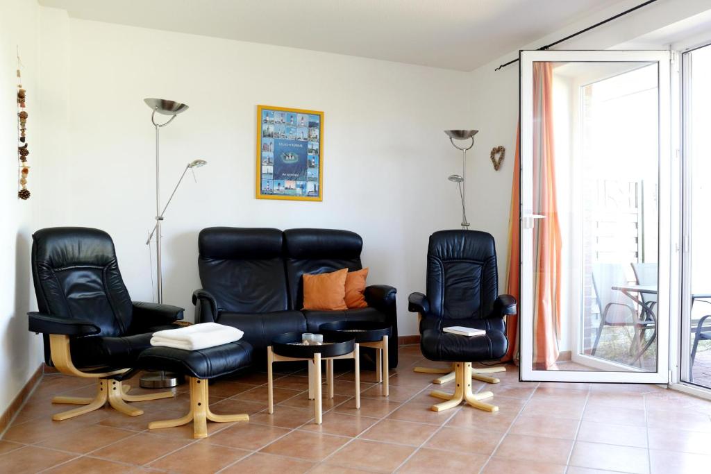a waiting room with two chairs and a mirror at Haus Schimmelreiter in St. Peter-Ording
