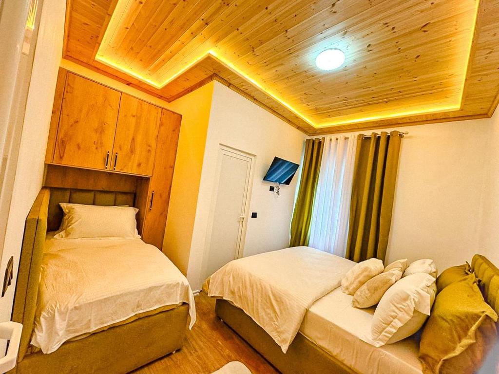 Postel nebo postele na pokoji v ubytování Fryma e Bjeshkeve