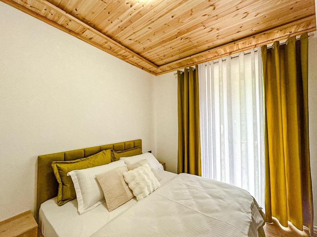 Postel nebo postele na pokoji v ubytování Fryma e Bjeshkeve
