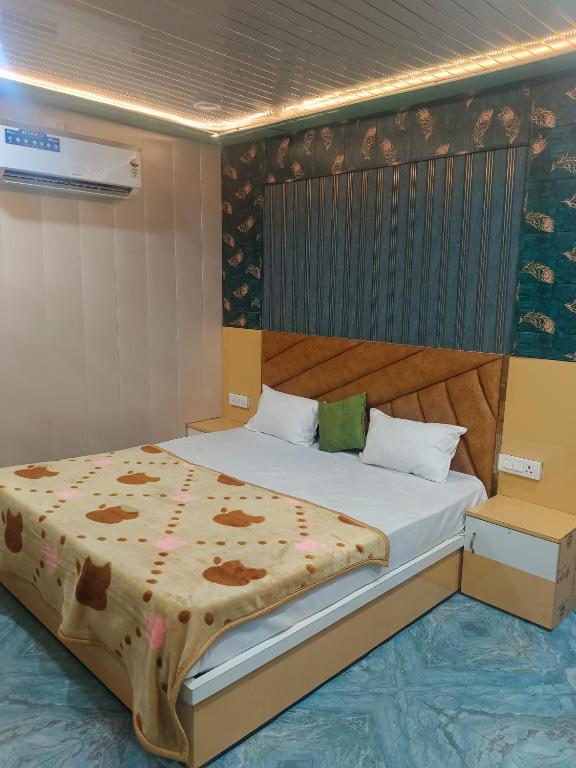 Postel nebo postele na pokoji v ubytování KRISHNA HIGHWAY INN Resort