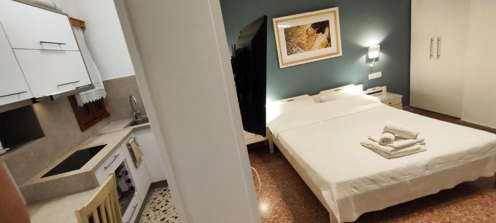 A bed or beds in a room at Papadioti Apartments