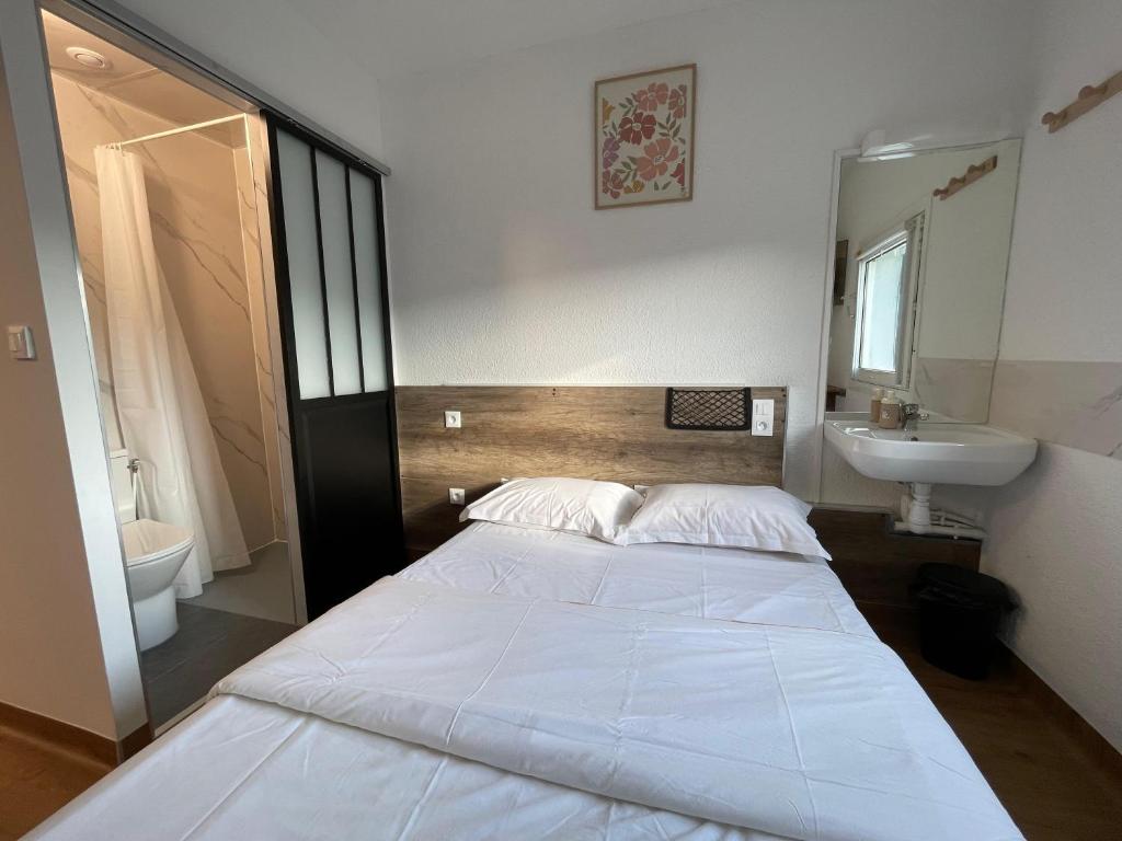 Postel nebo postele na pokoji v ubytování HOTEL THANIA