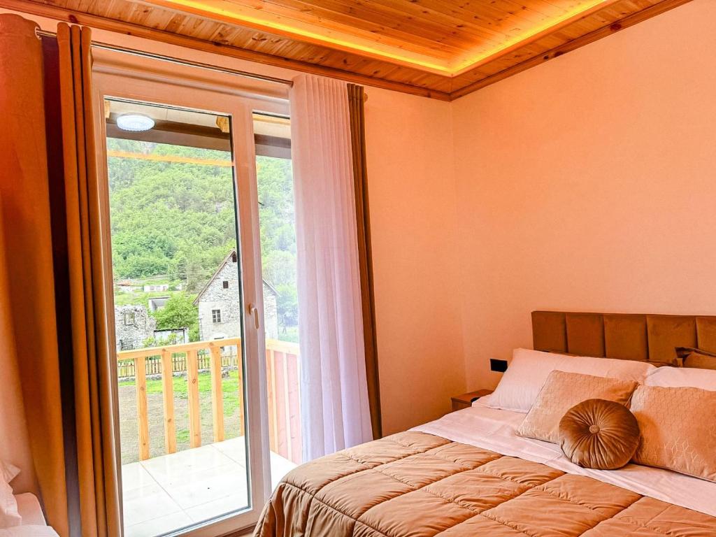 Postel nebo postele na pokoji v ubytování Fryma e Bjeshkeve