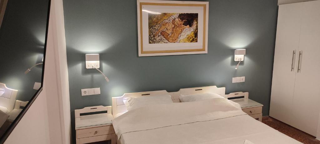 A bed or beds in a room at Papadioti Apartments