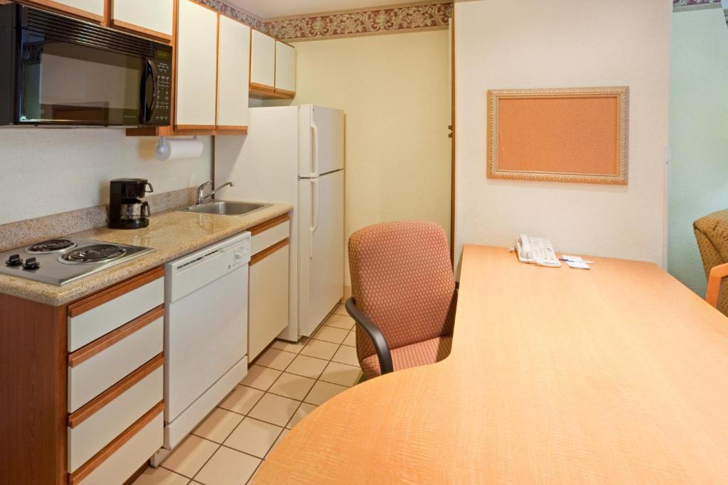 Kuchyň nebo kuchyňský kout v ubytování Candlewood Suites Tyler by IHG