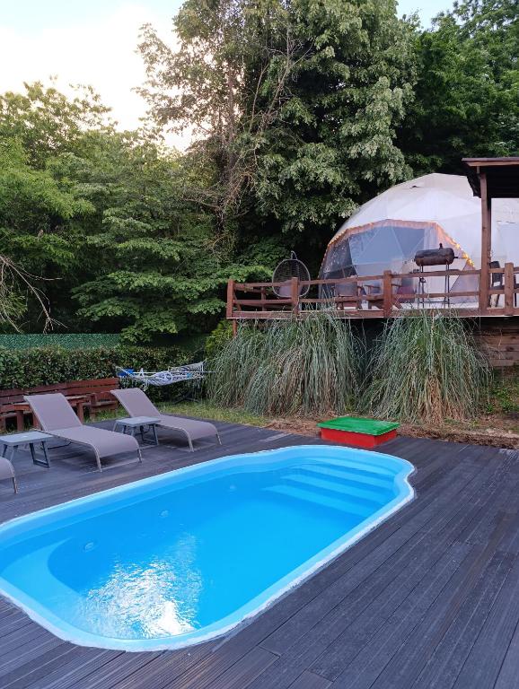 Bazén v ubytování ME-GA Glamping nebo v jeho okolí