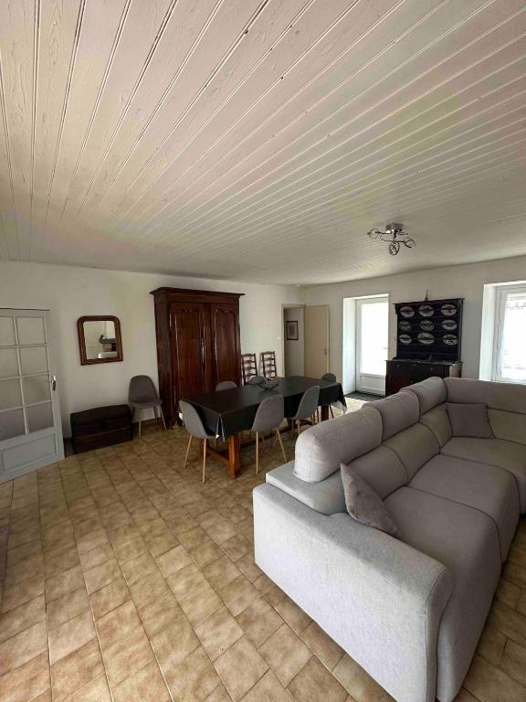 un salon avec un canapé et une table dans l'établissement résidence agréable proche de la mer, à Saint-Gervais