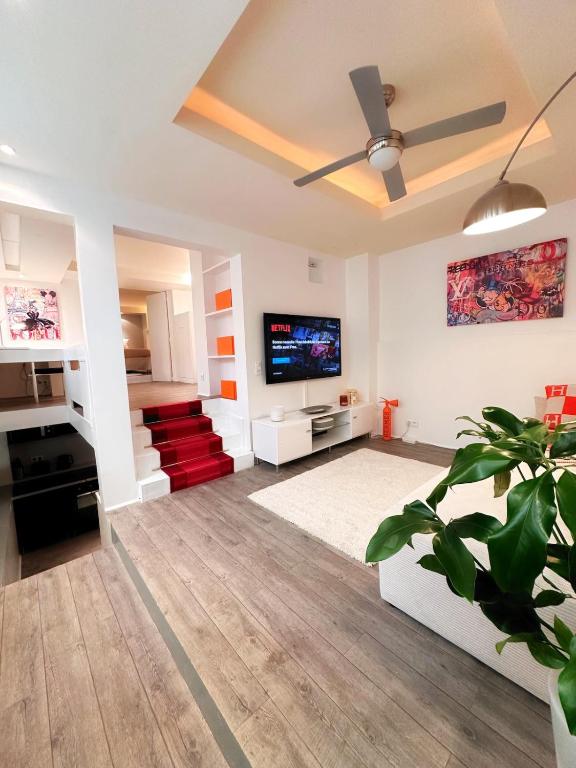 Il comprend un salon doté d'un ventilateur de plafond et d'une télévision. dans l'établissement Avenue Montaigne, à Paris