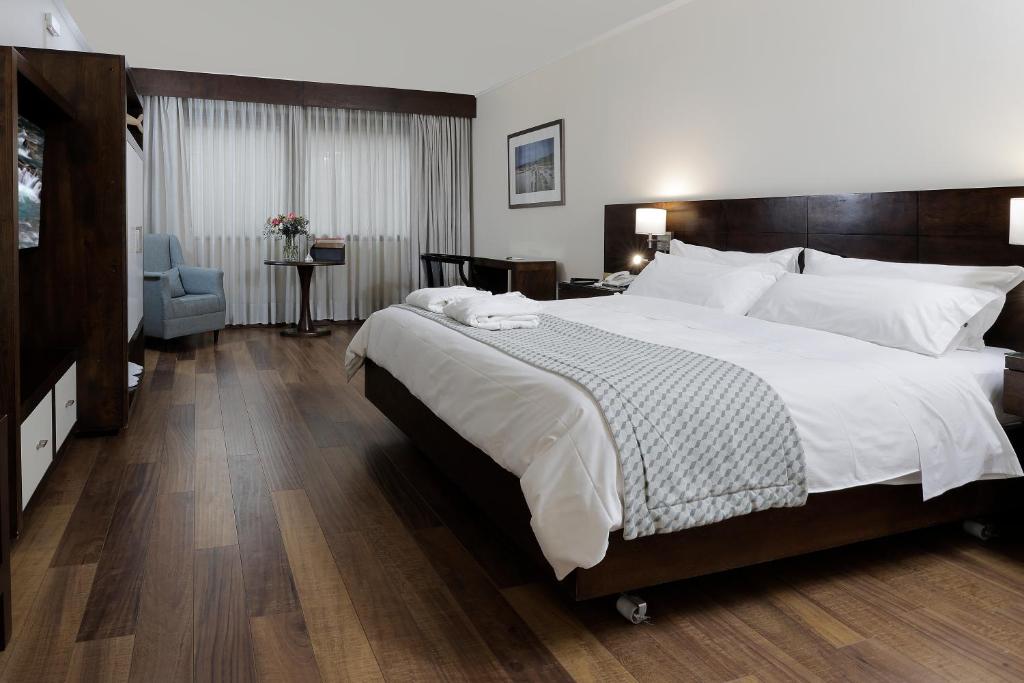 Postel nebo postele na pokoji v ubytování MR Hotel Providencia (ex Hotel Neruda)