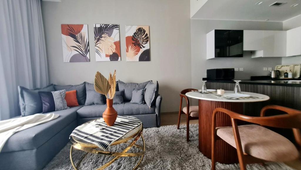 Khu vực ghế ngồi tại Axxodia Sheikh Zayed Aeon Towers 1br Apt