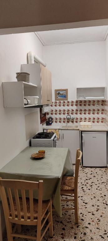 A kitchen or kitchenette at Papadioti Apartments