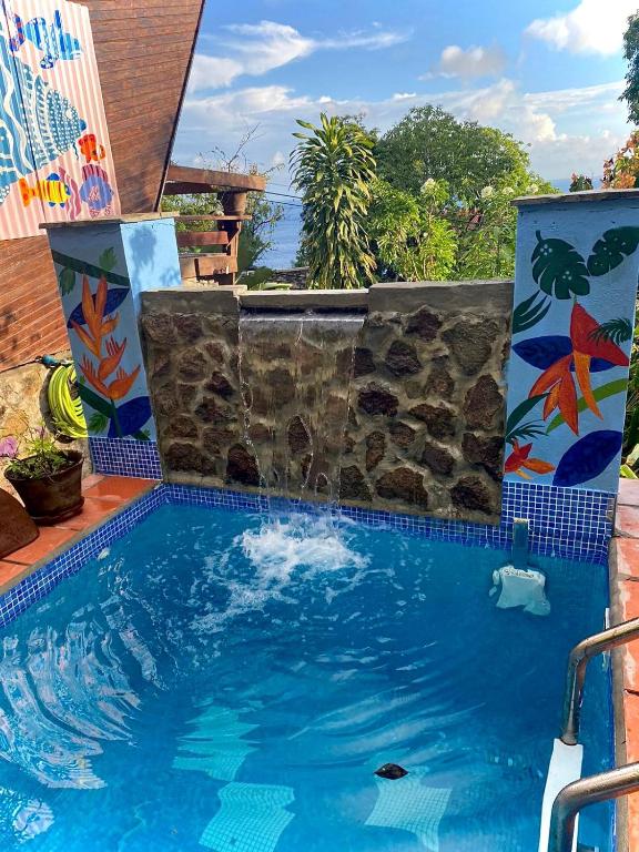 Basen w obiekcie Treehouse Hideaway Villa I - Piton and Ocean Views lub w pobliżu